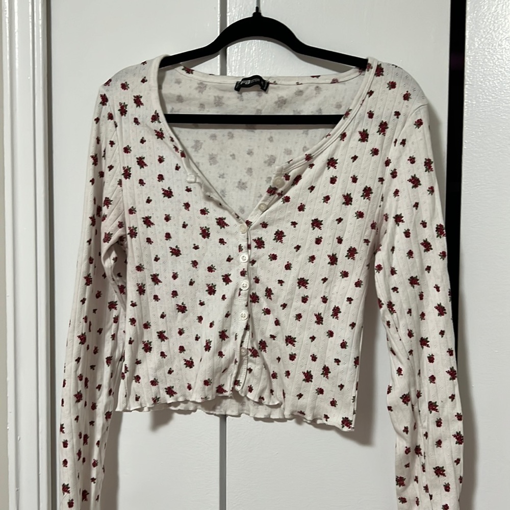 Cropped Spring offwhite color cardigan with little res flowers pattern